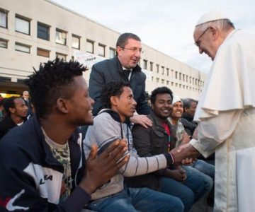 Papa Francisco se lleva consigo en avión a 10 refugiados en su regreso a Roma
