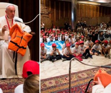 El Papa se emociona al narrar la historia de este chaleco ante decenas de niños